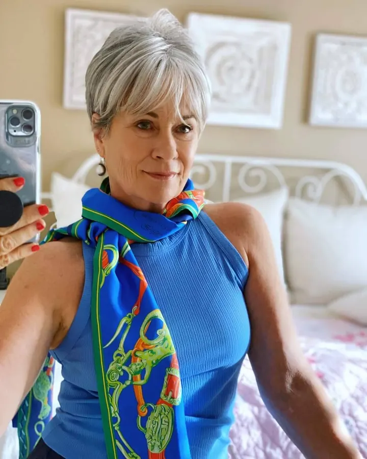 Charlotte en débardeur bleu et foulard coloré, selfie