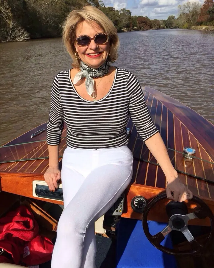 Chloé au volant d'un bateau, rayures et foulard