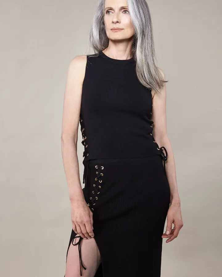Léa en robe noire à lacets, bottes bleues