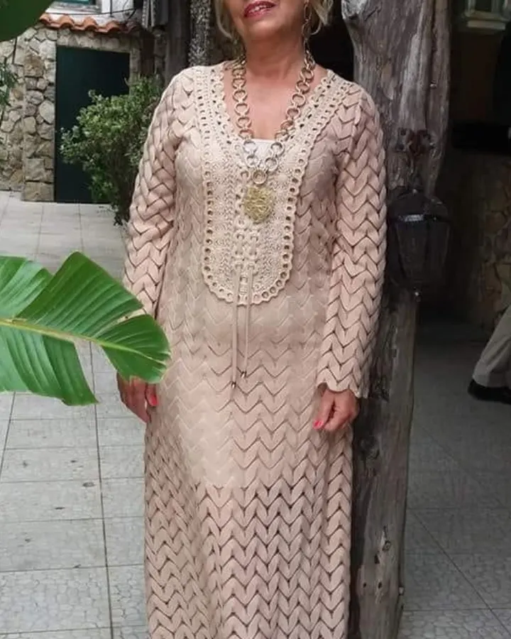 Femme en haut vert, souriante, regard baissé